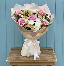 Букет цветов из:  Гвоздики, Орхидеи и Розы в Акулово
