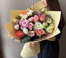 Букет цветов из:  Розы, Лизиантусы и Гвоздики в Акулово