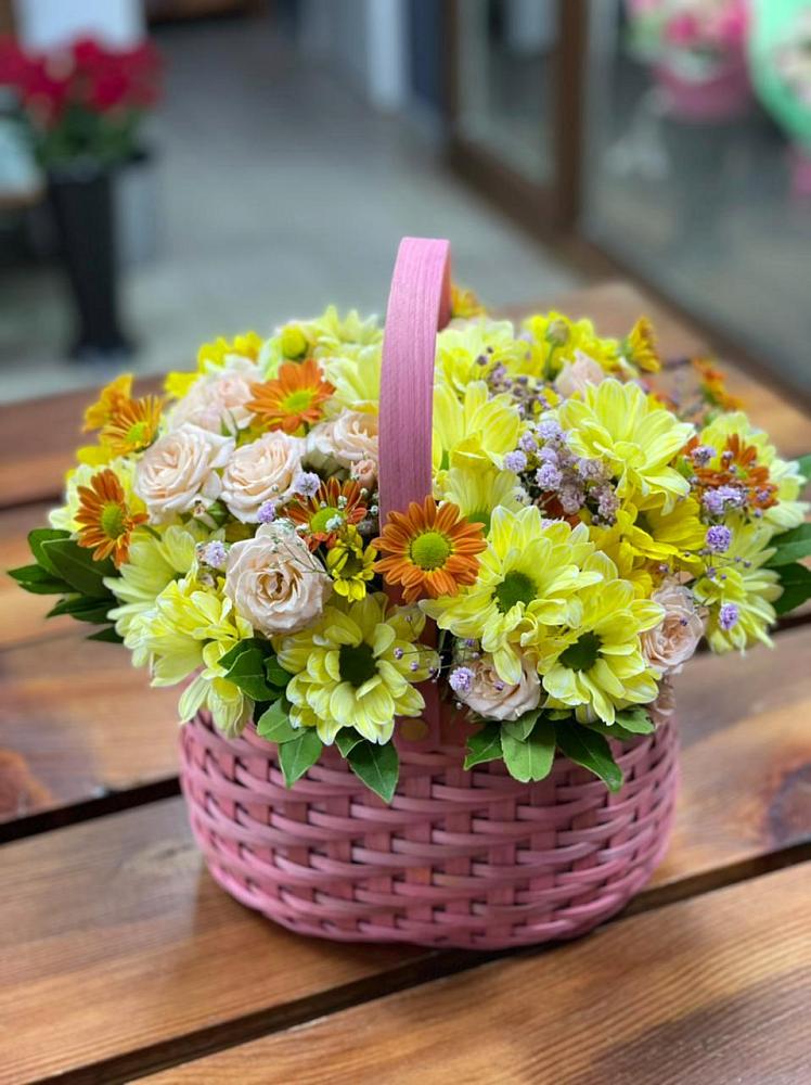 Цветочная композиция из Хризантемы и Розы в корзине в Акулово