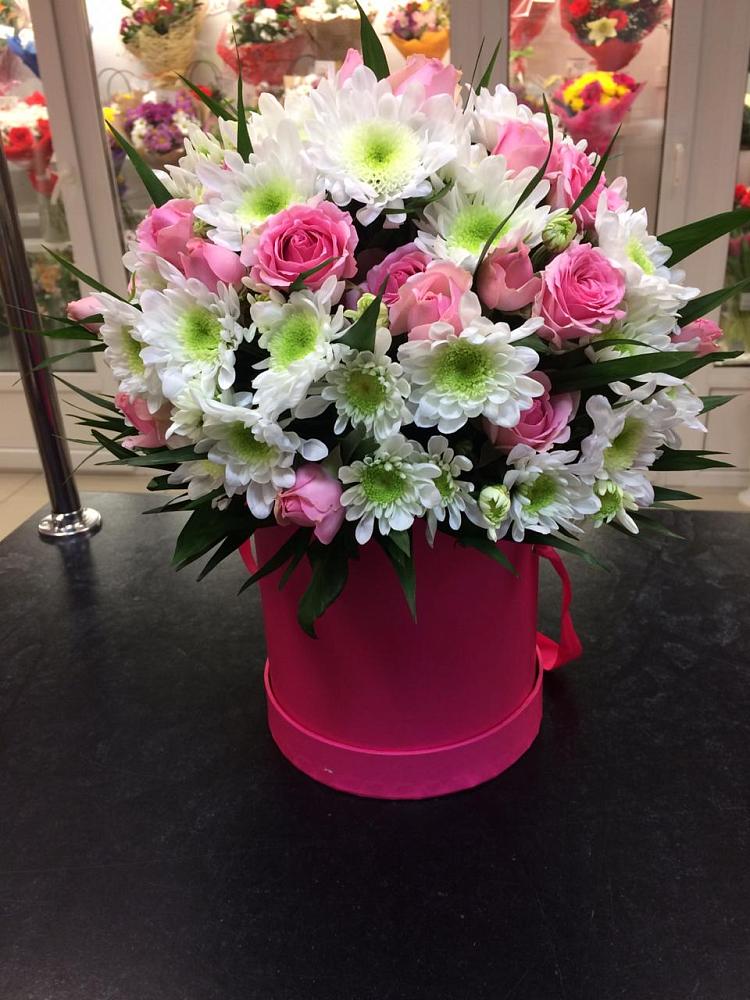 Цветочная композиция из Розы и Хризантемы в шляпной коробке в Акулово