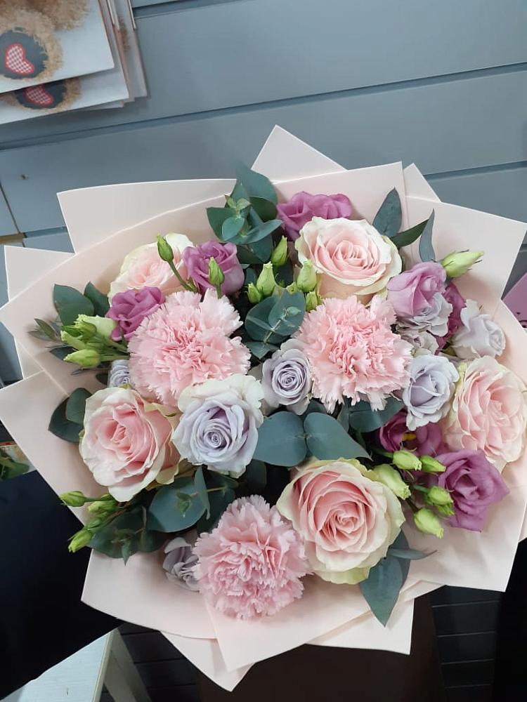 Букет цветов из: Розы, Гвоздики и Лизиантусы в Акулово