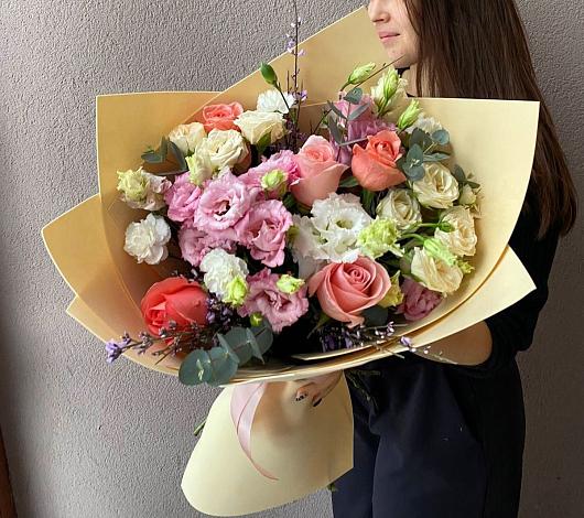 Букет цветов из: Розы, Лизиантусы и Гвоздики в Акулово